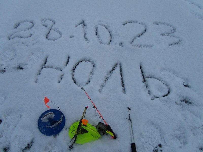 Не боятся тонкого льда рыбаки в Мурманской области