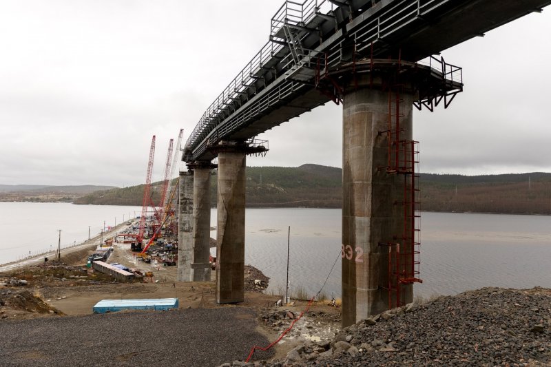 Упали с высоты строящегося моста трое человек в Кольском районе