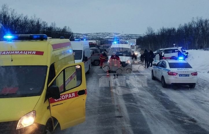 Есть погибший и пострадавшие в аварии с микроавтобусом и внедорожником на печенгской дороге