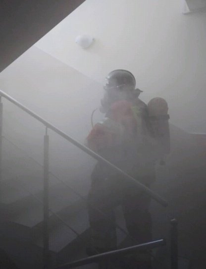 Из подвала горящего дома спасли человека в Ковдоре