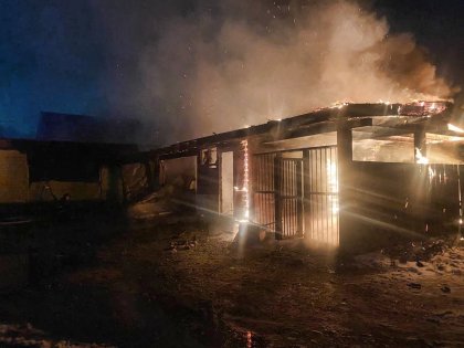 Сгорел гараж с иномарками в Коле: огнем повреждены соседние машина и дом