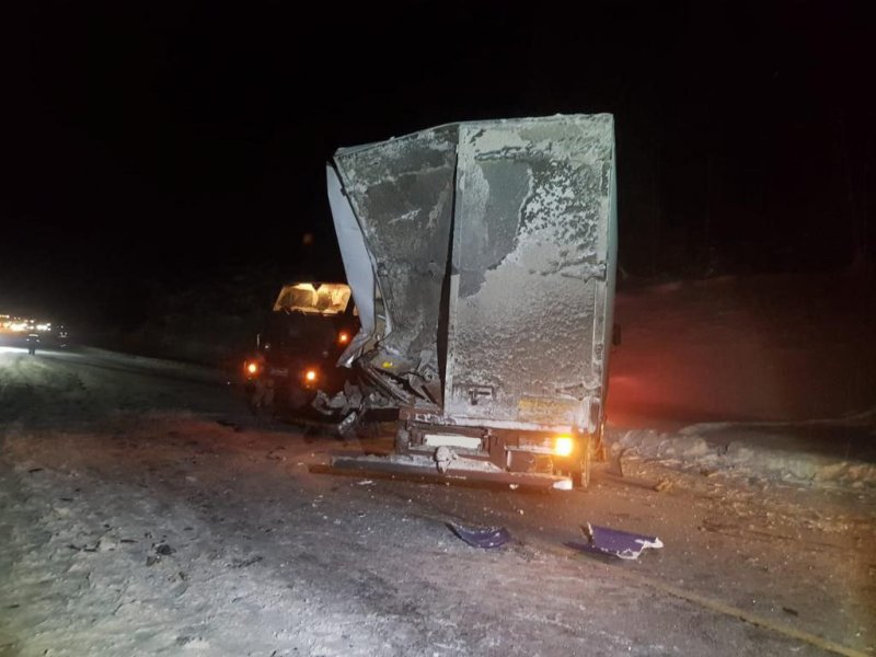 Три грузовика врезались под Кандалакшей, один - упал на теплотрассу в Апатитах