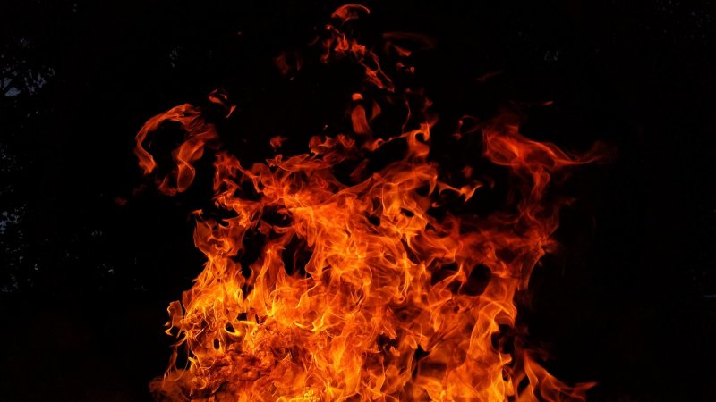 Сильный пожар вспыхнул на территории промплощадки в Ковдоре