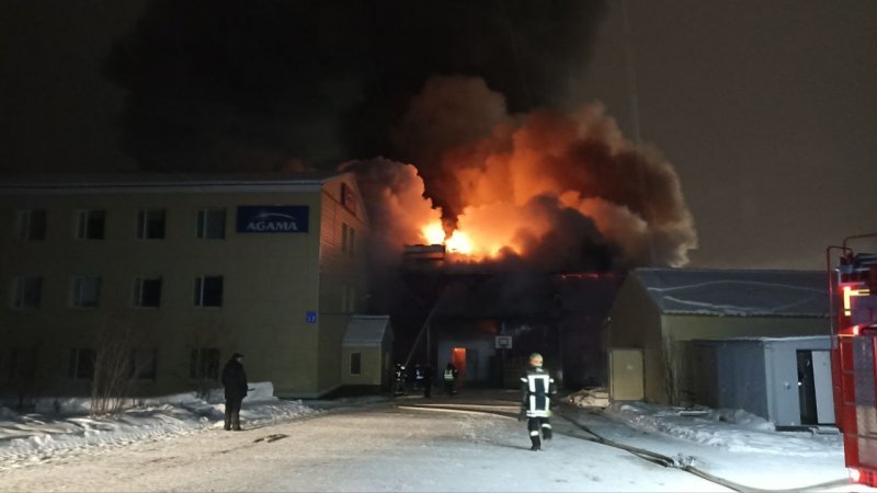 Сгорели ангар и крыша соседнего здания в Мурманске