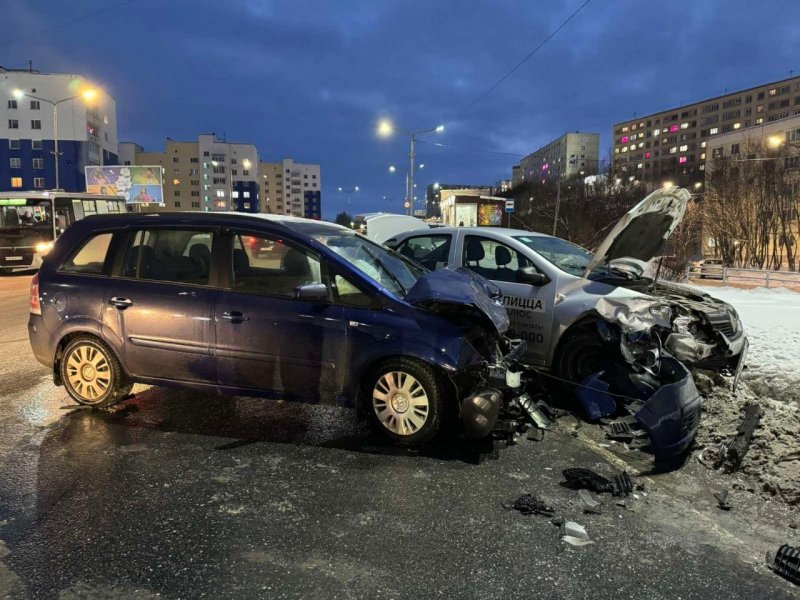 Получили травмы водитель и пассажир «Рено» в аварии в Североморске