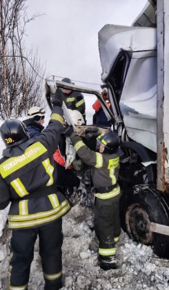От удара смяло кабину грузовика в аварии: водителя вызволили спасатели в Кольском районе
