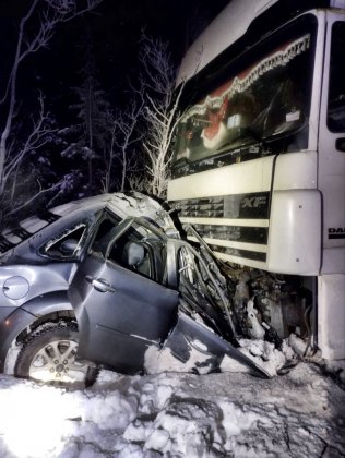 Погибли двое: иномарка «ушла» под фуру в Кольском районе