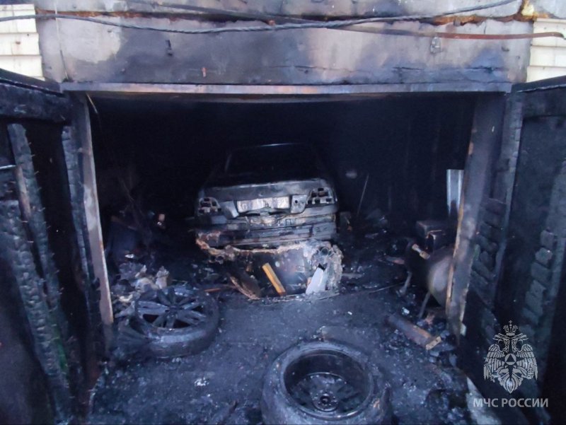 Обгорел «БМВ» в гараже в Снежногорске
