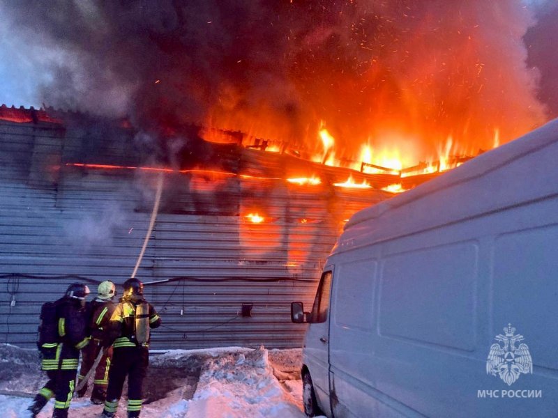 Обгорели 4 микроавтобуса в Апатитах