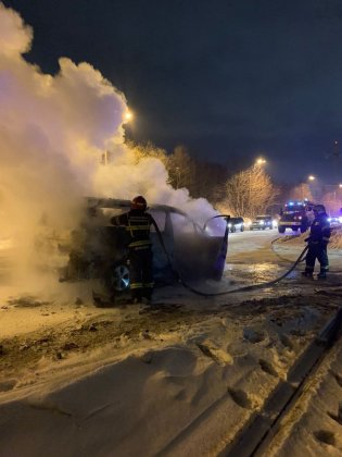 Салон и кузов микроавтобуса обгорели в Мурманске