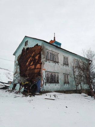 Обрушился фасад здания Териберского православного прихода