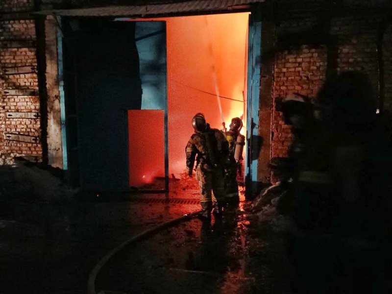 Сгорели оборудование и продукция консервного завода на площади 800 кв.м. в Мурманске