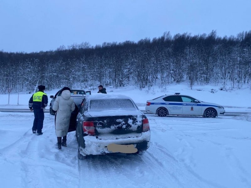 Помогли выбраться из снежного плена семье сотрудники ГИБДД в Заполярье