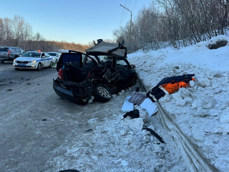 Увезли в больницу пострадавших в аварии водителя и пассажира в Североморске