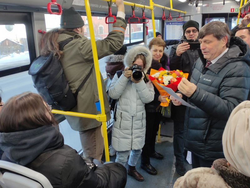 Проездной билет подарят юбилейному пассажиру троллейбуса или автобуса в Мурманске