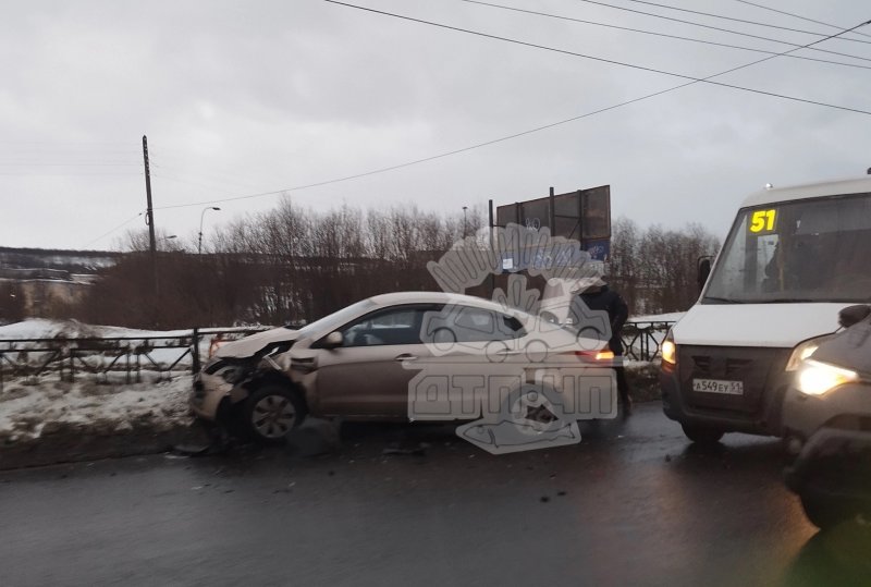 Из-за аварии большая пробка на Кольском проспекте в Мурманске