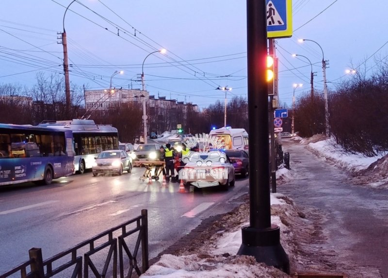 Пешеход попал под колеса машины в Мурманске