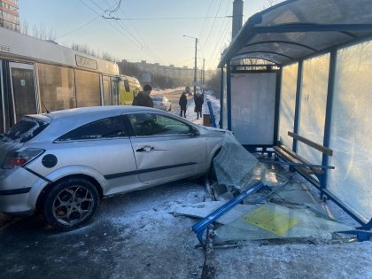 «Опель» врезался сначала в автобус, а потом в остановку «Озеро Ледовое»