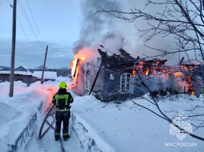 Баллоны с газом эвакуировали из горящего дома в Коле