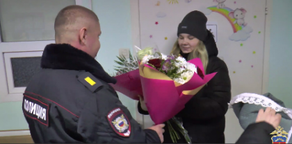 Полицейский пришел к роженице на выписку из роддома в Мурманске