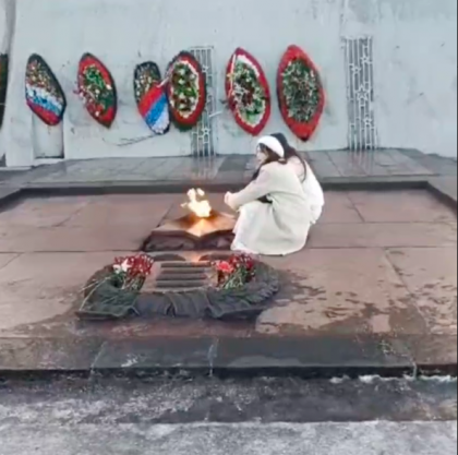 Туристы отогревались у вечного огня у памятника «Алеше»