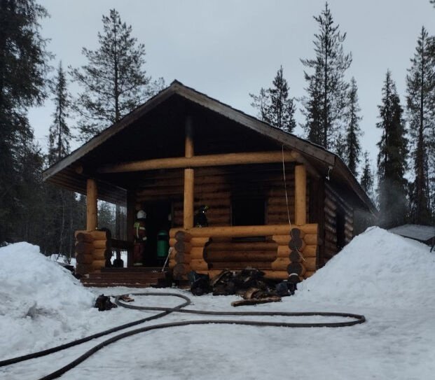 Туристический домик обгорел изнутри в районе Магнетитов