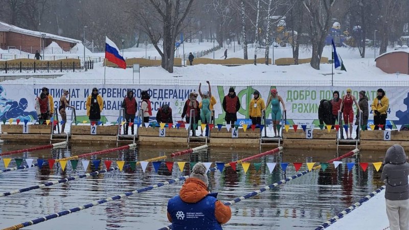 Мурманчанин установил новый рекорд России по зимнему плаванию