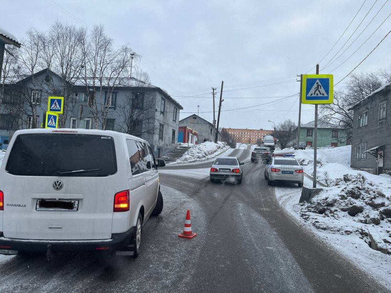 Девочка выскочила из-за стоявшего автобуса и попала под машину в Мурманске