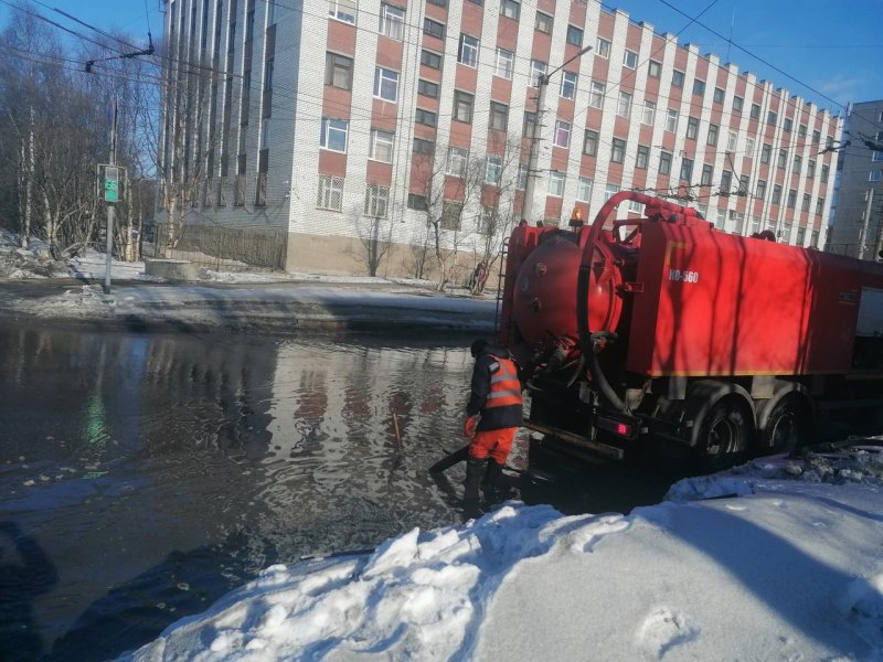 Затопило улицу из-за аварии на трубопроводе в Мурманске