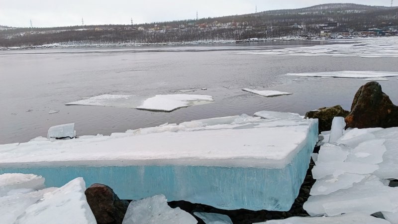 Голубой лед появился на берегу реки Туломы