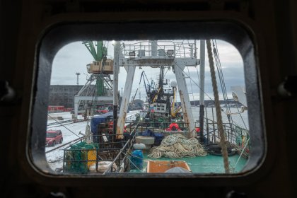 Авиация и корабли ФСБ задержали судно-нарушитель в Баренцевом море