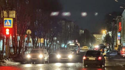 Автобус и легковушка не поделили дорогу в центре Мурманска