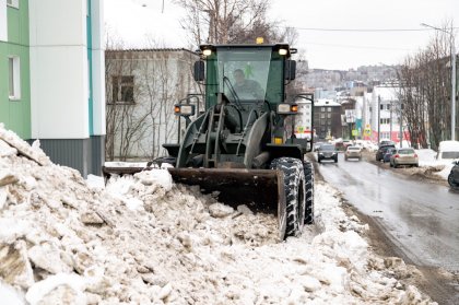 1330 кубометров снега вывезли с мурманских дорог