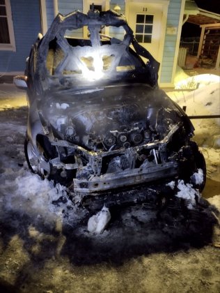 Огонь обезобразил две машины ночью в Мурманской области