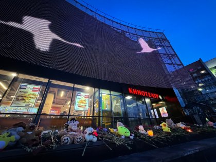Акция памяти жертв теракта: на медиафасаде кинотетара "Мурманск" появились журавли
