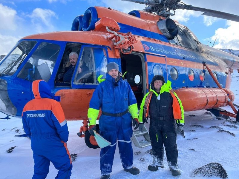 Спасли вертолетом потерпевших бедствие на лодке в Баренцевом море