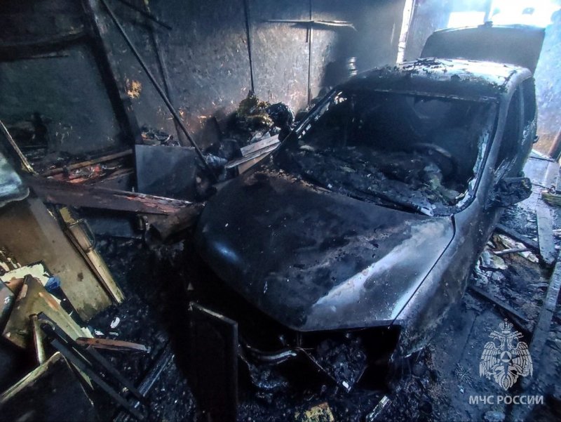 Шесть гаражей и четыре машины повреждены при пожаре в Гаджиево