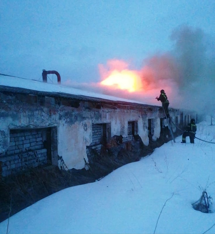 Сгорело здание на территории сельхозпредприятия «Тулома»