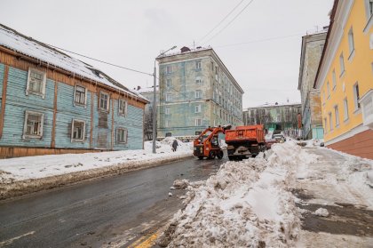 2118 кубометров снега вывезли за выходные в Мурманске