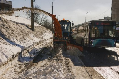 Последствия снегопада в Мурманске устраняет новая дорожная техника