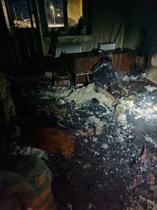 Погибли двое в горящей квартире в Териберке