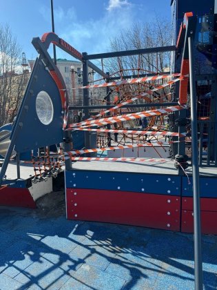 Железный канат толщиной 5 см разрезали вандалы на детской площадке Мурманска