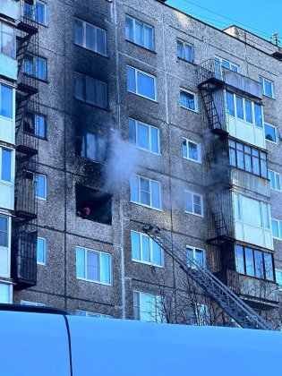 Погиб человек при пожаре в квартире в мурманской "первомайке"