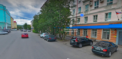 Человек попал под колеса автомобиля у Налоговой службы в Мурманске