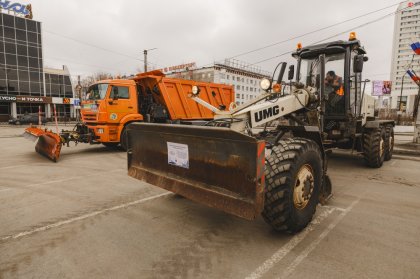 Впервые субботник завершился выставкой коммунальной техники в Мурманске