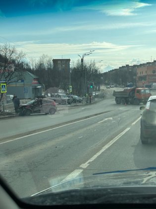 Иномарка столкнулась с КАМАЗом возле ж/д переезда в Коле