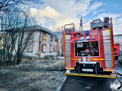 Еще одна «деревяшка» сгорела на Калинина в Мурманске