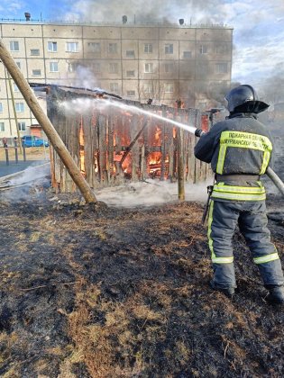 Обгорели шесть построек и две бани в Полярных Зорях