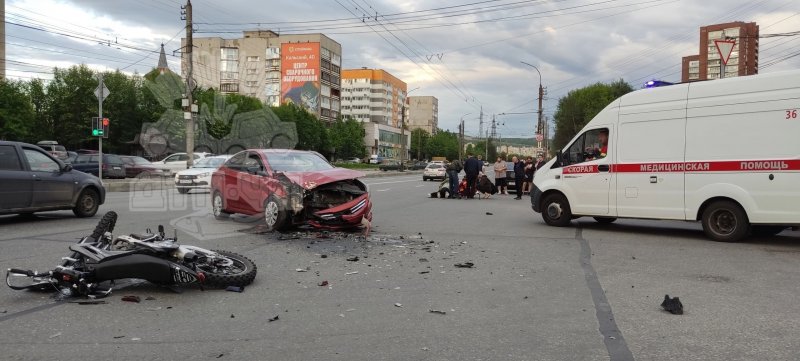 От удара мотоциклист пролетел через авто несколько метров в Мурманске