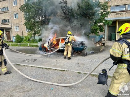 Посреди дня сгорела легковушка во дворе в Мончегорске